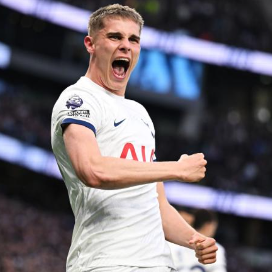 <a href='https://www.www.162175.com/news/tag/267.html' style='color: blue;'>英超</a>賽場：熱刺大勝埃弗頓，范德芬榮膺隊內(nèi)最佳