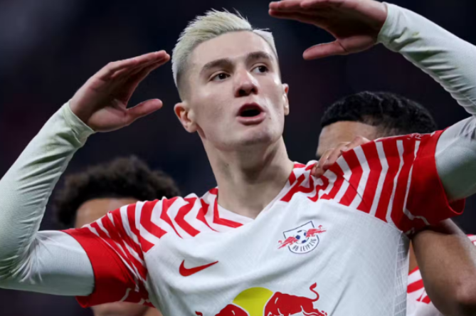 曼聯(lián)鋒線傷情牽動人心：舍什科替補登場后傷退，檢查待定傷勢