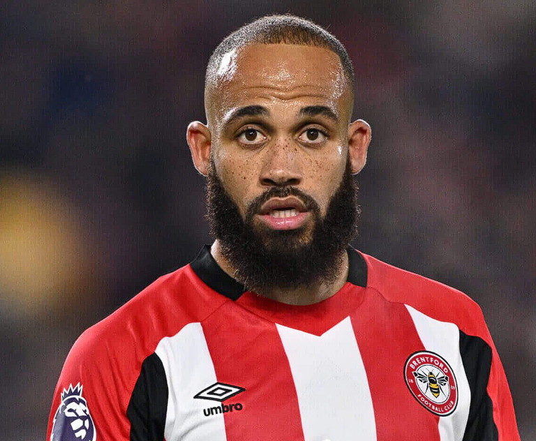 在英超聯(lián)賽第11輪的激烈角逐中，曼聯(lián)隊踏上客場之旅，與實力強勁的熱刺隊展開了一場備受矚目的對決。這場比賽對于雙方而言都至關(guān)重要，關(guān)乎著各自在積分榜上的排名以及后續(xù)賽季的走勢，因此從比賽伊始，雙方球員便迅速進入狀態(tài)，在綠茵場上展開了激烈的拼搶。 比賽進行到第32分鐘時，場上局勢出現(xiàn)了關(guān)鍵轉(zhuǎn)折。曼聯(lián)隊的<a  style='color: blue;'>姆伯莫</a>憑借其敏銳的門前嗅覺和出色的跑位意識，抓住了熱刺隊防守瞬間的漏洞，成功接到隊友精準(zhǔn)的傳球后，果斷起腳射門，皮球如離弦之箭般直竄球門死角，為曼聯(lián)隊首開記錄。這一進球不僅點燃了曼聯(lián)隊球員和現(xiàn)場球迷的熱情，也充分展現(xiàn)了姆伯莫近期持續(xù)保持的良好競技狀態(tài)。他在進攻端的積極跑動和高效得分能力，成為了曼聯(lián)隊本場比賽打破僵局的關(guān)鍵因素。 值得一提的是，就在昨日，姆伯莫剛剛迎來了職業(yè)生涯中的一個高光時刻——領(lǐng)取了英超10月最佳球員的獎杯。這一榮譽是對他在10月份賽場上出色表現(xiàn)的肯定與褒獎。在10月的賽事中，姆伯莫多次憑借個人的出色發(fā)揮，為曼聯(lián)隊攻城拔寨，幫助球隊取得了優(yōu)異的成績。而今天，在英超第11輪的賽場上，他再次用實際行動證明了自己的實力，延續(xù)了近期火熱的狀態(tài)。 回顧本賽季至今的表現(xiàn)，姆伯莫堪稱曼聯(lián)隊進攻線上的核心球員之一。截至目前，他共代表曼聯(lián)隊出戰(zhàn)了12場比賽，在這12場比賽中，他展現(xiàn)出了強大的進攻火力，共計貢獻了6粒進球和2次助攻。他的進球方式多樣，既有禁區(qū)內(nèi)的搶點射門，也有遠(yuǎn)距離的精彩抽射；而他的助攻則體現(xiàn)了其出色的傳球視野和團隊協(xié)作精神，常常能為隊友創(chuàng)造出絕佳的得分機會。 姆伯莫的出色表現(xiàn)，無疑為曼聯(lián)隊在本賽季的征程中注入了強大的動力。隨著比賽的深入，相信他將繼續(xù)保持這樣的良好狀態(tài)，為曼聯(lián)隊帶來更多的勝利和驚喜，助力球隊在英超賽場上取得更加優(yōu)異的成績。