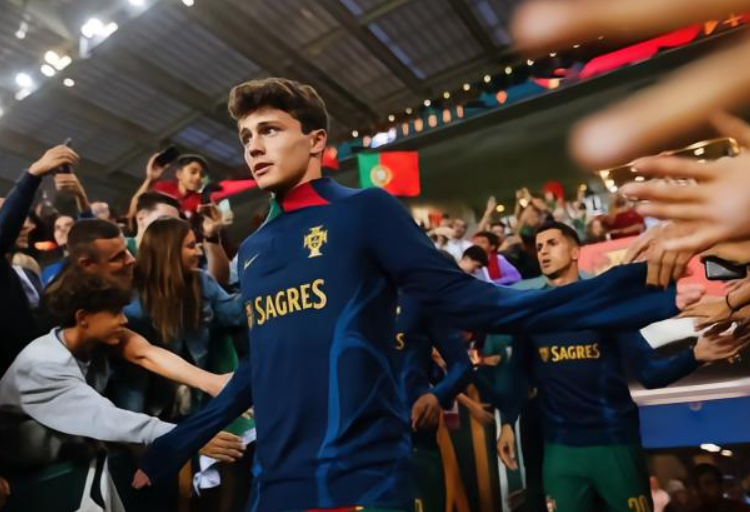 法甲激戰(zhàn)：巴黎客勝里昂，內(nèi)維斯傷停補(bǔ)時(shí)建功談賽后感想