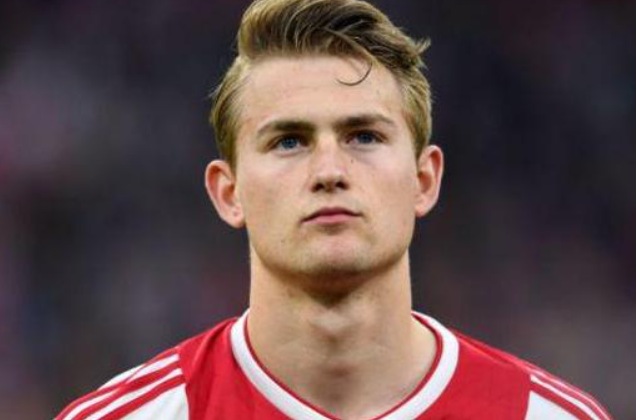 德里赫特：從低谷中崛起，于競爭中奮進