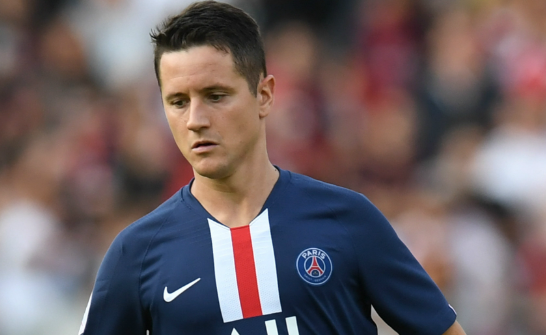 現(xiàn)效力于博卡青年的36歲西班牙中場(chǎng)球員埃雷拉，近期受邀做客一檔節(jié)目。在節(jié)目中，他圍繞球員生涯、薪資等話題展開了深入且坦誠的分享。 在談及球員薪資發(fā)放方式時(shí)，埃雷拉詳細(xì)介紹了不同國(guó)家的情況。他指出，在西班牙的<a  style='color: blue;'>足球</a>領(lǐng)域，球員薪資的支付模式較為獨(dú)特。球員每個(gè)月僅僅能夠領(lǐng)取到工資中的一小部分金額。整個(gè)合同所規(guī)定的薪資并非一次性發(fā)放，而是分兩次進(jìn)行支付，支付時(shí)間分別設(shè)定在六月和十二月。與之形成鮮明對(duì)比的是，<a href='https://www.www.162175.com/news/tag/957955.html' style='color: blue;'>英格蘭</a>和<a  style='color: blue;'>法國(guó)</a>的足球薪資支付體系則更為常規(guī)，采用的是十二個(gè)月分期支付的方式，即每個(gè)月都會(huì)按照合同約定發(fā)放相應(yīng)比例的薪資。這種差異不僅體現(xiàn)了不同國(guó)家足球行業(yè)在財(cái)務(wù)管理和運(yùn)營(yíng)模式上的不同思路，也對(duì)球員的資金規(guī)劃和財(cái)務(wù)安排有著不同的影響。 當(dāng)話題轉(zhuǎn)到比賽壓力時(shí)，埃雷拉毫不掩飾地表達(dá)了自己的感受。他表示，盡管自己對(duì)足球充滿熱愛，但當(dāng)置身于<a  style='color: blue;'>歐冠</a>決賽這樣重大且關(guān)鍵的賽事場(chǎng)合時(shí)，緊張情緒仍會(huì)不由自主地襲來，甚至?xí)o張到身體蜷縮成一團(tuán)。他回憶起自己上場(chǎng)前的狀態(tài)，直言當(dāng)時(shí)身體都在不受控制地發(fā)抖。這種真實(shí)的分享，讓我們看到了即便是在職業(yè)賽場(chǎng)上經(jīng)驗(yàn)豐富的球員，在面對(duì)重大比賽時(shí)也會(huì)和普通人一樣，承受著巨大的心理壓力。 對(duì)于年輕球員，埃雷拉給出了懇切的建議。他認(rèn)為，在足球這個(gè)競(jìng)爭(zhēng)極為激烈的領(lǐng)域，最終能夠取得成功的只是極少數(shù)人。因此，他強(qiáng)烈建議年輕球員在專注于足球訓(xùn)練和比賽的同時(shí)，也要重視接受教育，為自己準(zhǔn)備一個(gè)備選計(jì)劃。不要讓足球成為自己生活的全部負(fù)擔(dān)，而是要學(xué)會(huì)享受足球帶來的快樂。為了更好地說明職業(yè)生涯的脆弱性，他以<a  style='color: blue;'>皇馬</a>前青訓(xùn)球員阿爾瓦羅·貝尼托為例。貝尼托曾經(jīng)離為皇馬一線隊(duì)踢球近在咫尺，然而一次意外的受傷，卻徹底改變了他的命運(yùn)，讓他的職業(yè)生涯戛然而止。這個(gè)例子生動(dòng)地揭示了足球職業(yè)生涯充滿了不確定性，年輕球員需要提前做好應(yīng)對(duì)各種風(fēng)險(xiǎn)的準(zhǔn)備。