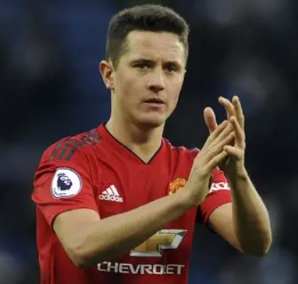 現(xiàn)效力于博卡青年的36歲西班牙中場(chǎng)球員埃雷拉，近期受邀做客一檔節(jié)目。在節(jié)目中，他圍繞球員生涯、薪資等話題展開了深入且坦誠的分享。 在談及球員薪資發(fā)放方式時(shí)，埃雷拉詳細(xì)介紹了不同國(guó)家的情況。他指出，在西班牙的足球領(lǐng)域，球員薪資的支付模式較為獨(dú)特。球員每個(gè)月僅僅能夠領(lǐng)取到工資中的一小部分金額。整個(gè)合同所規(guī)定的薪資并非一次性發(fā)放，而是分兩次進(jìn)行支付，支付時(shí)間分別設(shè)定在六月和十二月。與之形成鮮明對(duì)比的是，英格蘭和法國(guó)的足球薪資支付體系則更為常規(guī)，采用的是十二個(gè)月分期支付的方式，即每個(gè)月都會(huì)按照合同約定發(fā)放相應(yīng)比例的薪資。這種差異不僅體現(xiàn)了不同國(guó)家足球行業(yè)在財(cái)務(wù)管理和運(yùn)營(yíng)模式上的不同思路，也對(duì)球員的資金規(guī)劃和財(cái)務(wù)安排有著不同的影響。 當(dāng)話題轉(zhuǎn)到比賽壓力時(shí)，埃雷拉毫不掩飾地表達(dá)了自己的感受。他表示，盡管自己對(duì)足球充滿熱愛，但當(dāng)置身于歐冠決賽這樣重大且關(guān)鍵的賽事場(chǎng)合時(shí)，緊張情緒仍會(huì)不由自主地襲來，甚至?xí)o張到身體蜷縮成一團(tuán)。他回憶起自己上場(chǎng)前的狀態(tài)，直言當(dāng)時(shí)身體都在不受控制地發(fā)抖。這種真實(shí)的分享，讓我們看到了即便是在職業(yè)賽場(chǎng)上經(jīng)驗(yàn)豐富的球員，在面對(duì)重大比賽時(shí)也會(huì)和普通人一樣，承受著巨大的心理壓力。 對(duì)于年輕球員，埃雷拉給出了懇切的建議。他認(rèn)為，在足球這個(gè)競(jìng)爭(zhēng)極為激烈的領(lǐng)域，最終能夠取得成功的只是極少數(shù)人。因此，他強(qiáng)烈建議年輕球員在專注于足球訓(xùn)練和比賽的同時(shí)，也要重視接受教育，為自己準(zhǔn)備一個(gè)備選計(jì)劃。不要讓足球成為自己生活的全部負(fù)擔(dān)，而是要學(xué)會(huì)享受足球帶來的快樂。為了更好地說明職業(yè)生涯的脆弱性，他以皇馬前青訓(xùn)球員阿爾瓦羅·貝尼托為例。貝尼托曾經(jīng)離為皇馬一線隊(duì)踢球近在咫尺，然而一次意外的受傷，卻徹底改變了他的命運(yùn)，讓他的職業(yè)生涯戛然而止。這個(gè)例子生動(dòng)地揭示了足球職業(yè)生涯充滿了不確定性，年輕球員需要提前做好應(yīng)對(duì)各種風(fēng)險(xiǎn)的準(zhǔn)備。