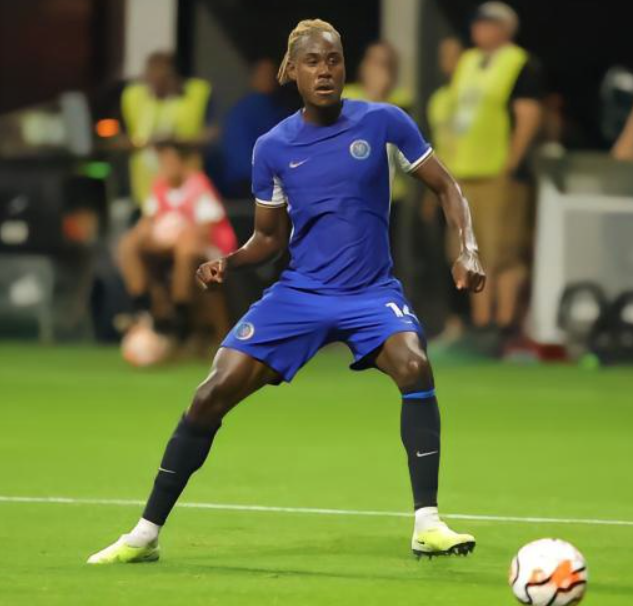 切爾西后衛(wèi)查洛巴賽后曬照：傷情引發(fā)關注