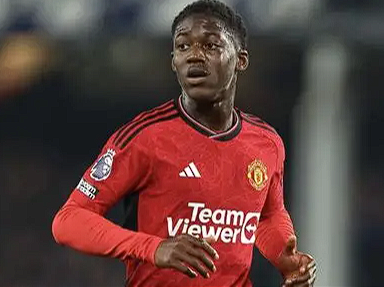 曼聯(lián)中場(chǎng)梅努冬窗離隊(duì)風(fēng)波：現(xiàn)狀、過(guò)往與未來(lái)走向